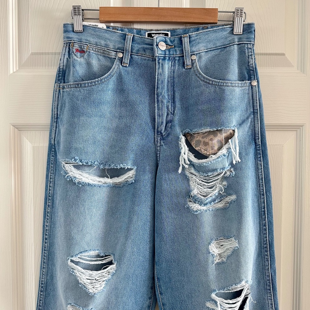 Wrangler X Fender Relaxed Mom Jeans in Light Wash Destroy Size 28 X 28 Irregular - Picture 5 of 16